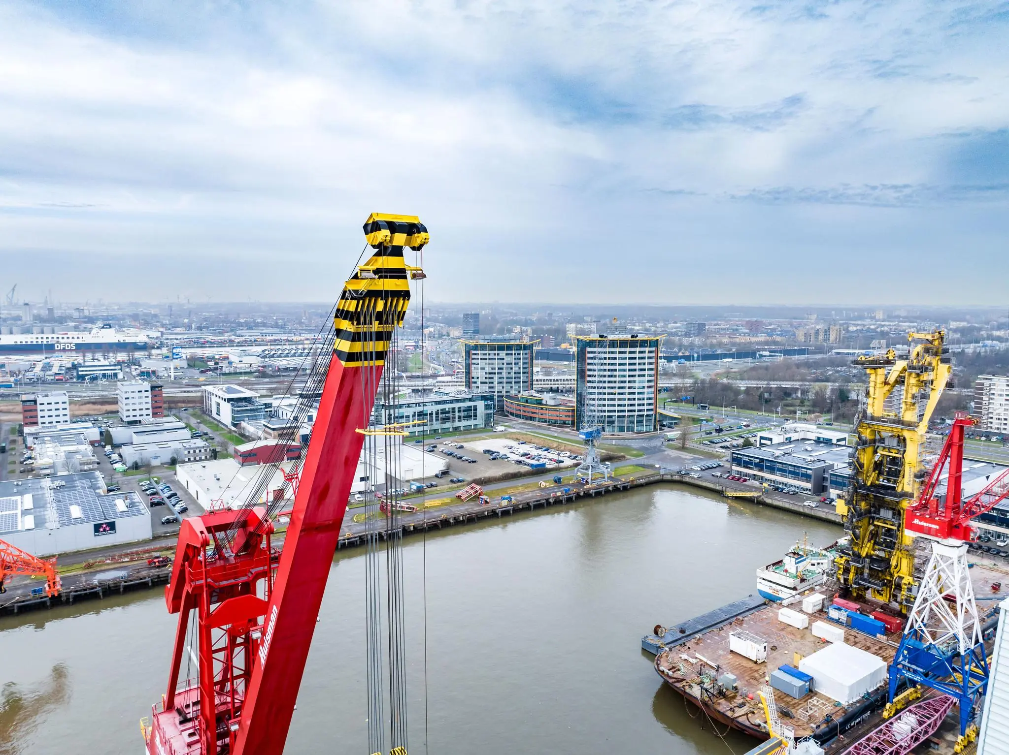 Luchtfoto van de Karel Doormanweg met hijskranen aan het water in een industrieel havengebied.